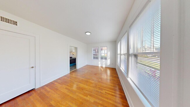Foto del edificio - 2331-2335 Riverside Ave - 2331-1(C)