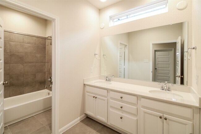 Foto del edificio - 9813 Falling Fern Ln