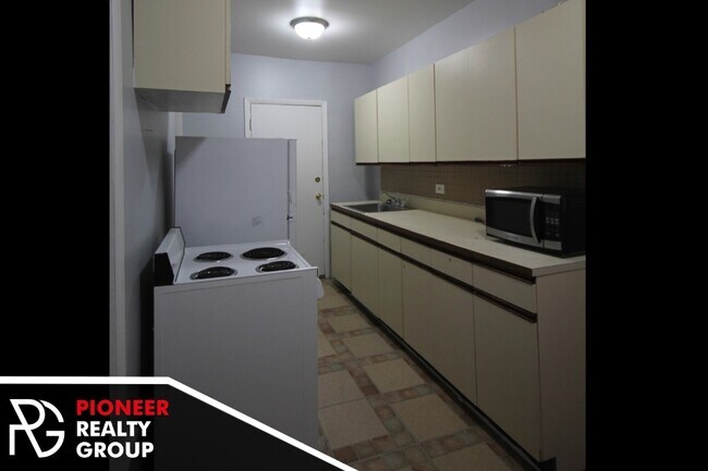 Building Photo - Uptown Studio Close to Red line!