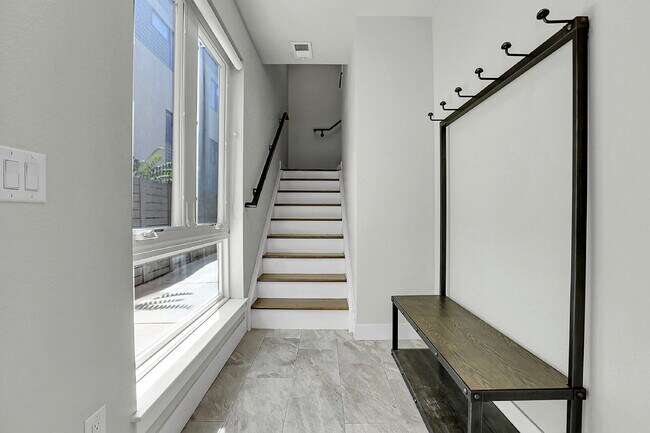 Foto del edificio - $3,400.00 - 2 Bedroom, 2.5 Bathroom, Rooft...