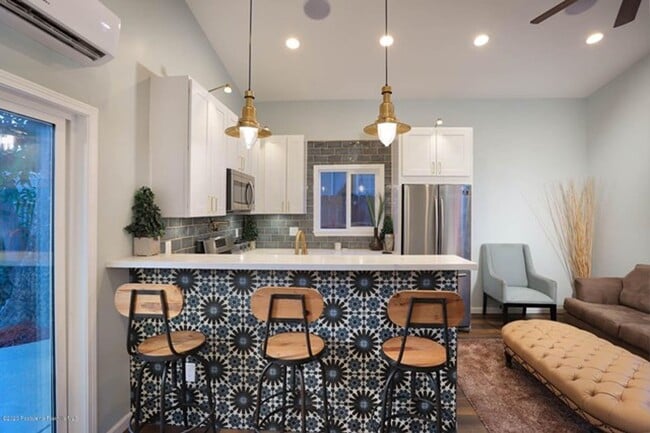 Foto del edificio - Private 1 Bed 1 Bath Back House with Yard ...