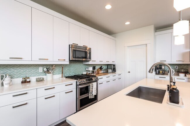 Building Photo - 5 Bedroom/4 Bathroom Lehi