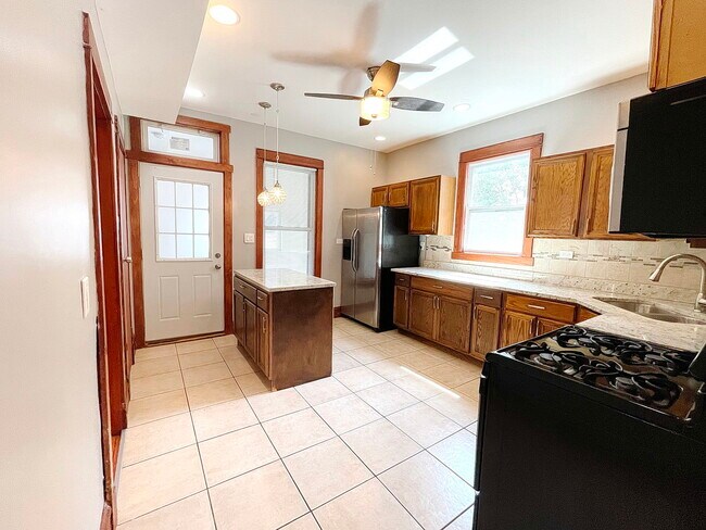 Building Photo - 2439 N Avers Ave