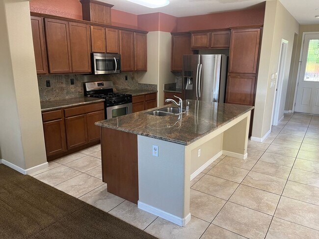Foto del edificio - 3 bedroom 3 bathroom with bonus room in No...