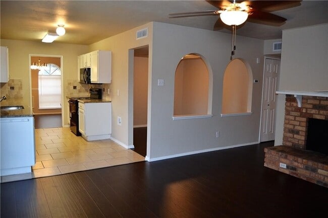 Foto del edificio - 2937 Emberwood Dr