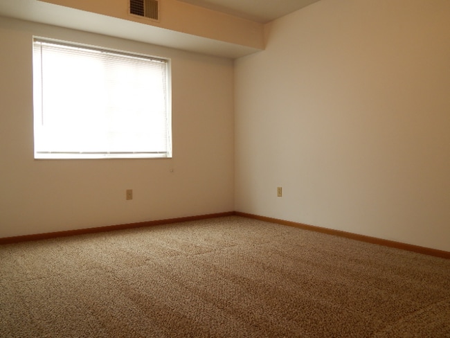 Building Photo - 1112 W 4th St