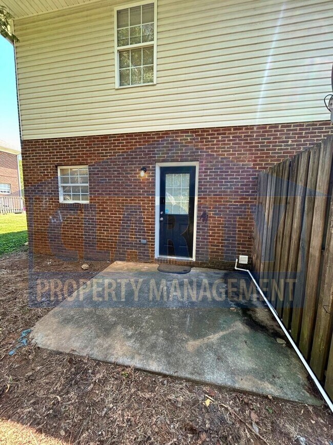 Foto del edificio - Conveniently located 2 bedroom townhome!