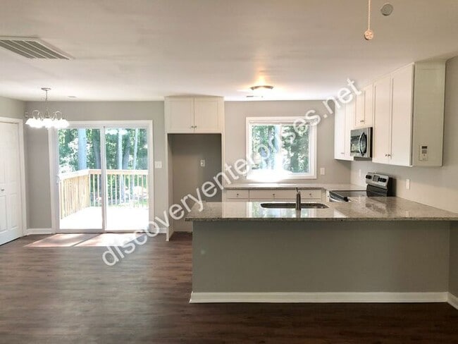 Foto del edificio - JUST REDUCED! 4 Bdrm / 2 Bath Home - 1st m...