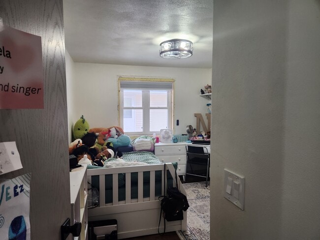 2nd bedroom - 921 S Walden Ave