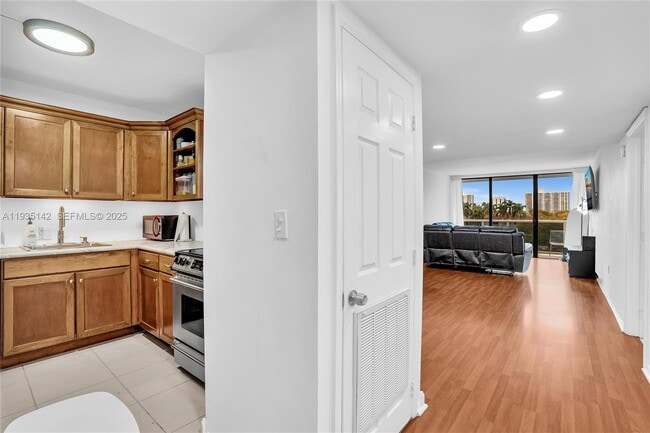 Building Photo - 3675 N Country Club Dr