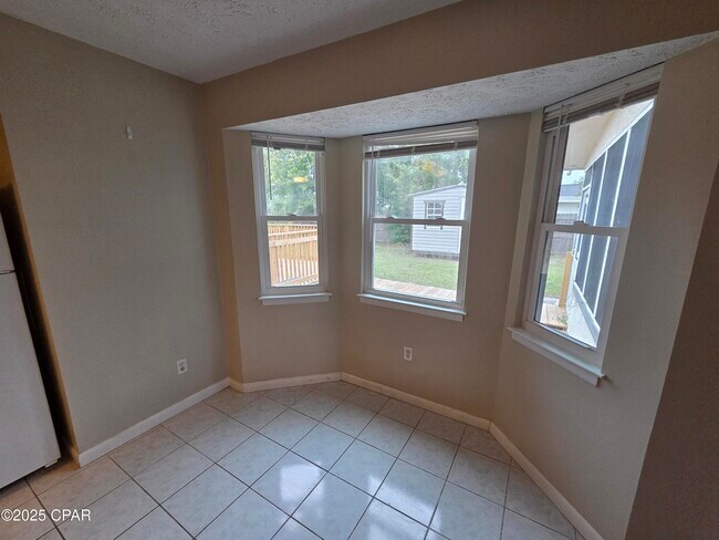 Foto del edificio - 1349 Riva Cir