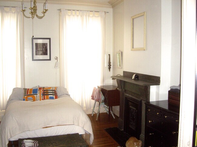 Dormitorio delantero mirando hacia adelante, dos grandes ventanas. - 22 Lyon St