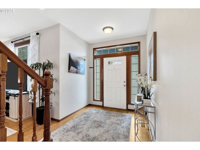 Foto del edificio - Spacious 3-Bedroom Home with Vaulted Ceili...