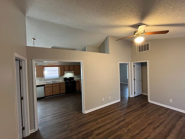 Foto del edificio - Inviting 3-bedroom, 2-bathroom Home on a C...