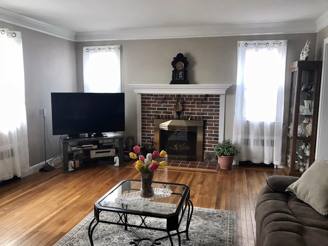 Spacious living room with a fire place. - 65 Tower Pl
