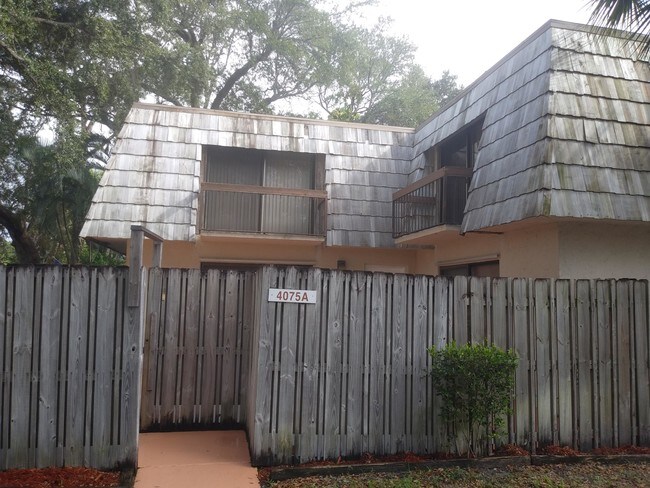 Foto del edificio - 4075 Palm Bay Cir