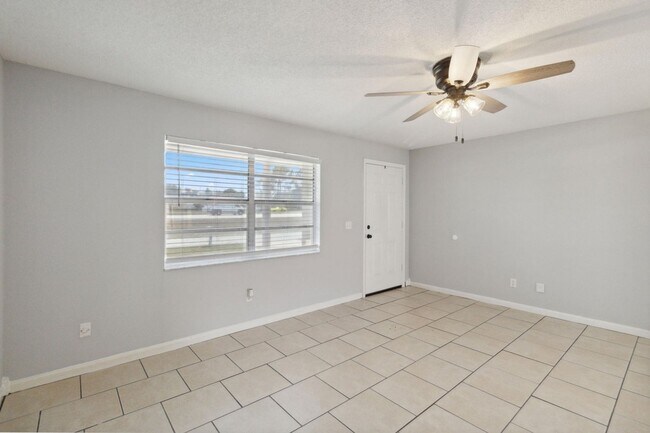 Building Photo - Cozy Palm Bay with Large Bonus Room