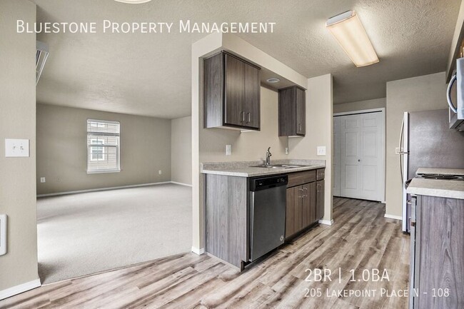 Building Photo - 205 Lakepoint Pl N