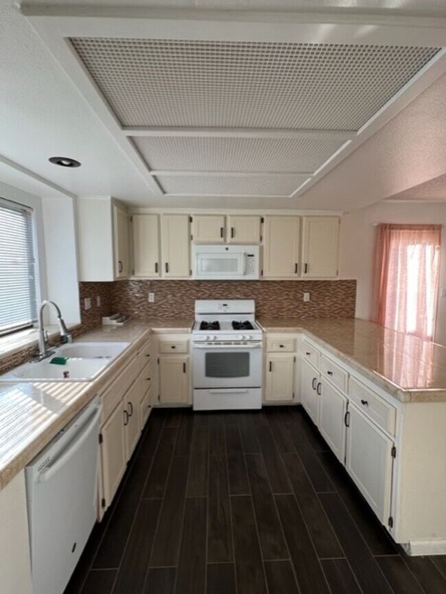 Building Photo - Beautiful 3 Bed/2.5 Bath Home off Old Rive...