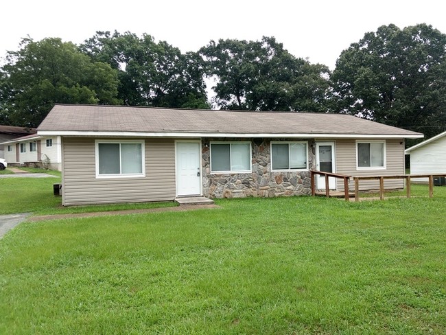 Building Photo - 2 Bedroom 1 Bath - East Ridge Location