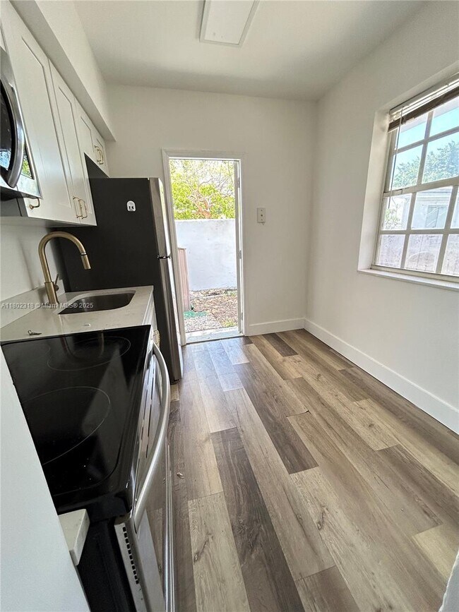 Foto del edificio - 571 NE 67th St