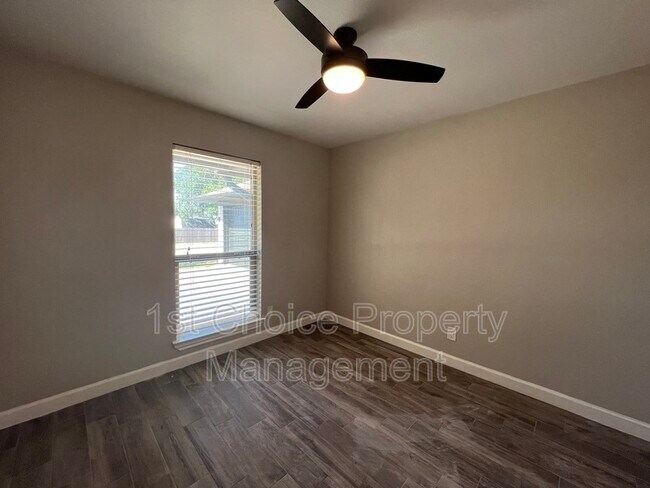 Foto del edificio - 6461 Starnes Rd