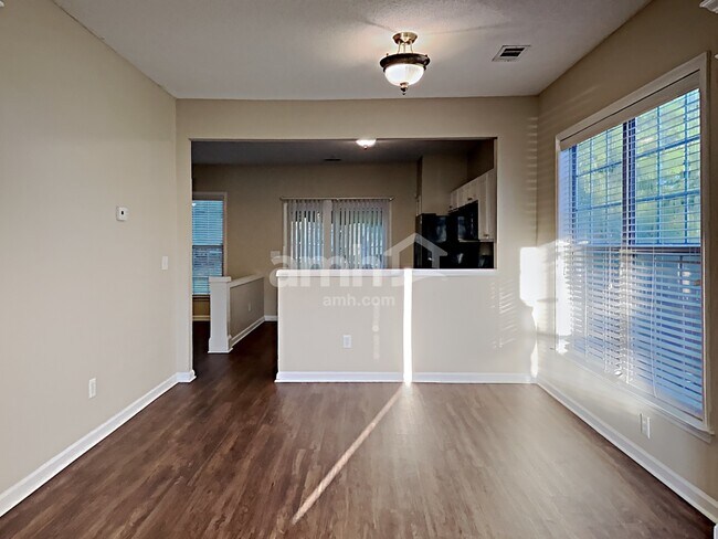Foto del edificio - 1626 Woodsford Road NW
