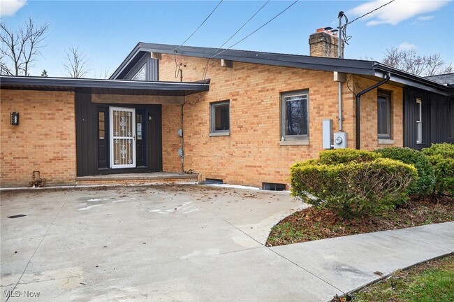 Building Photo - 3863 Wiltshire Rd