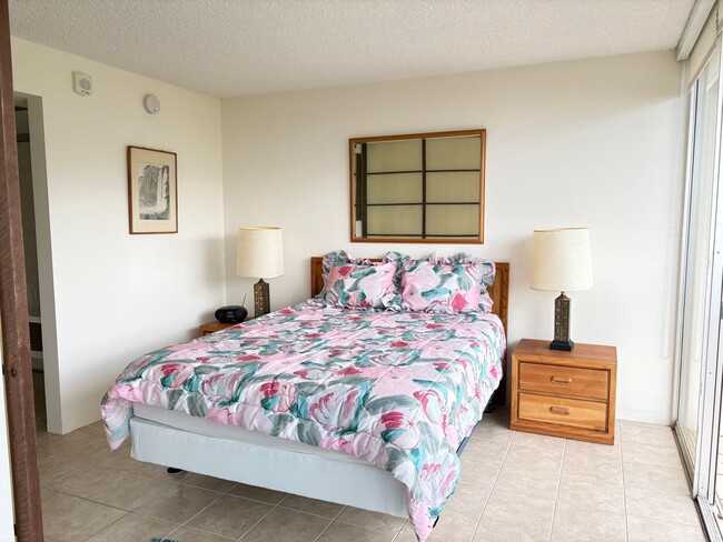 Building Photo - Makaha Valley Towers - One Bedroom