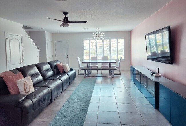 Building Photo - Stunning 3 bedroom, 2 and half bath townho...