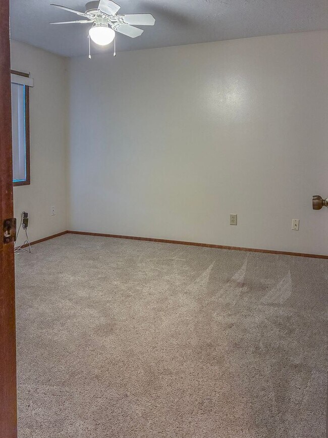 Foto del edificio - Hillsboro Duplex- 2 Bedroom 1 bathroom with fenced in yard available !