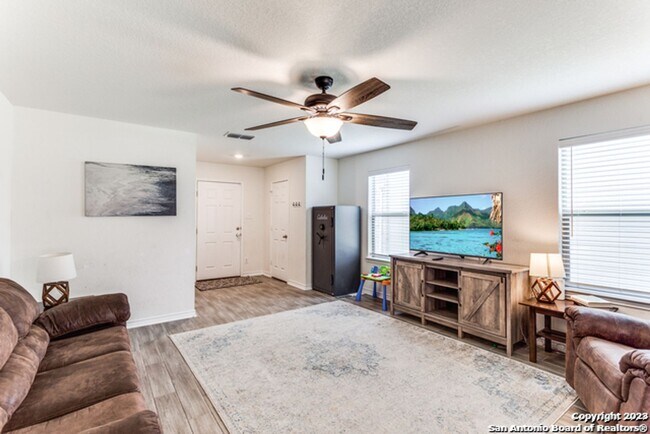 Building Photo - 3 Bedroom/2 Bathroom Home in the Heritage ...