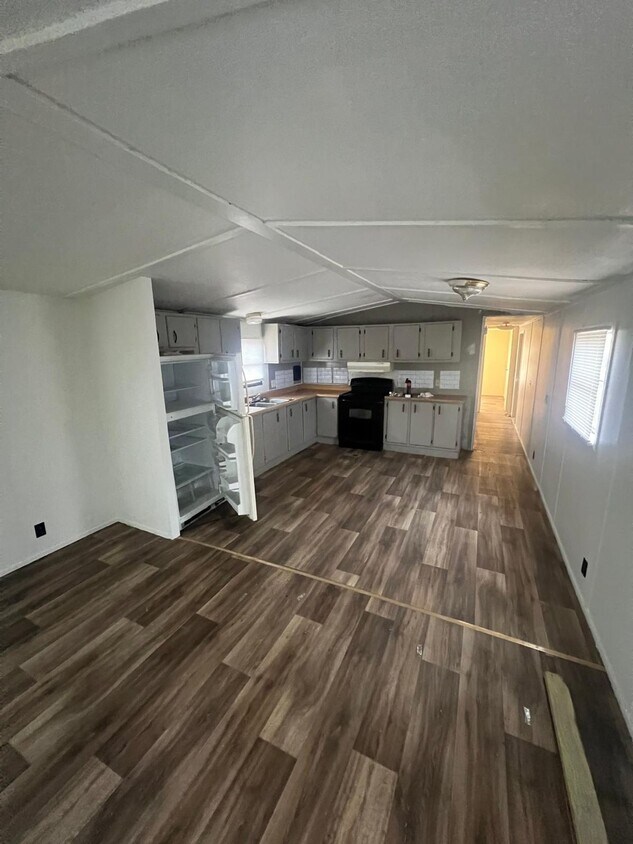 Foto principal - Renovated 2-Bed, 1-Bath Mobile Home