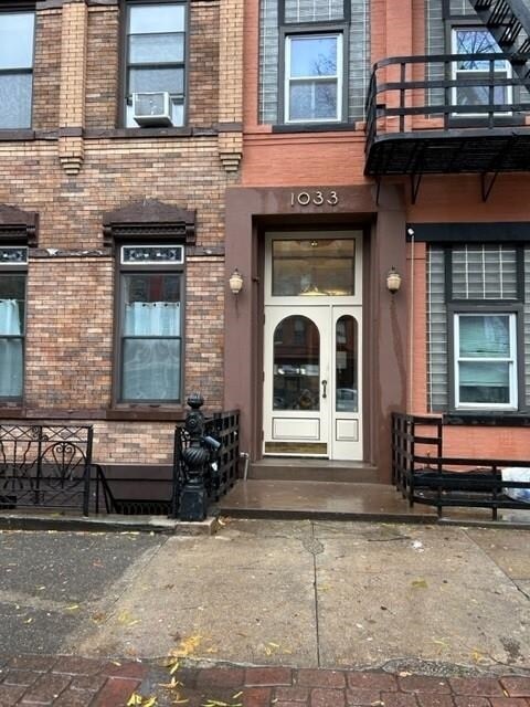Primary Photo - 1033 Washington St