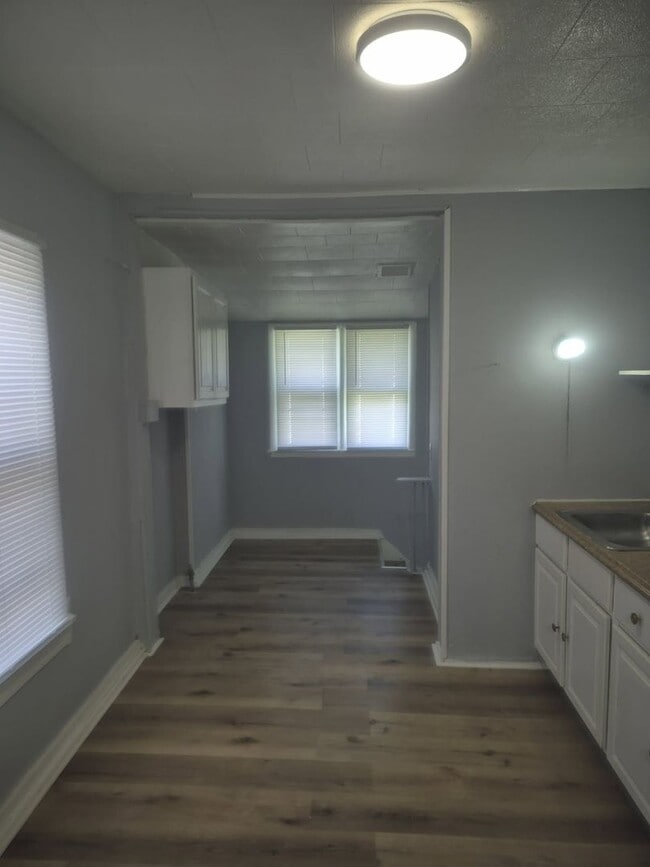 Building Photo - Updated Quaint Single Family Home Availabl...
