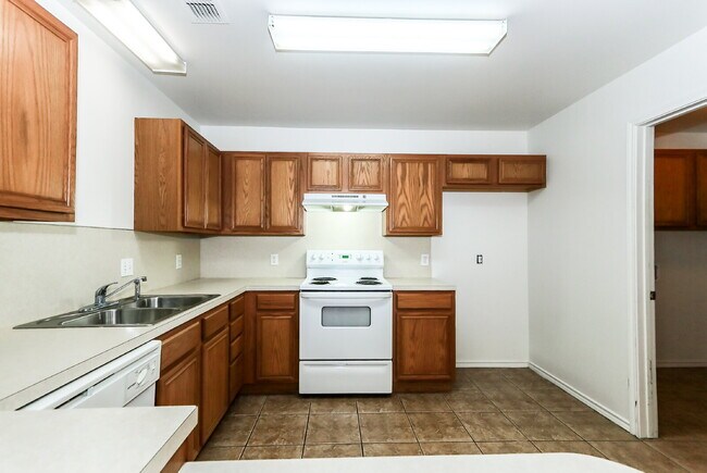 Foto del edificio - 3 Bedroom, 3 Bath, 2 Car Garage Duplex.