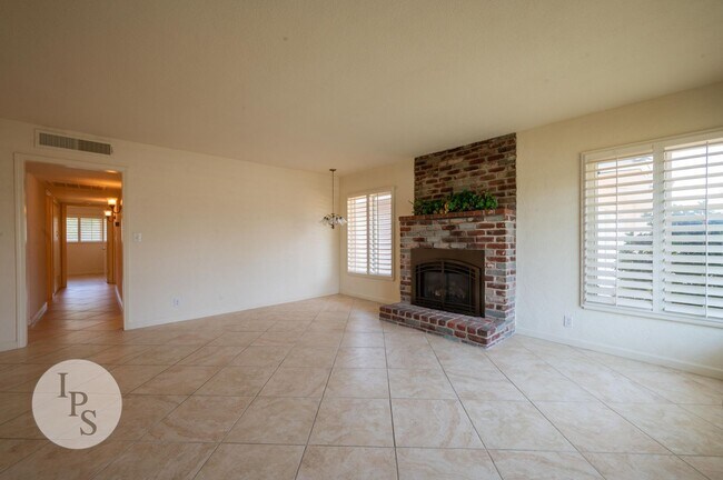 Building Photo - Fresno South East Home, 3BR/1BA, Built 195...