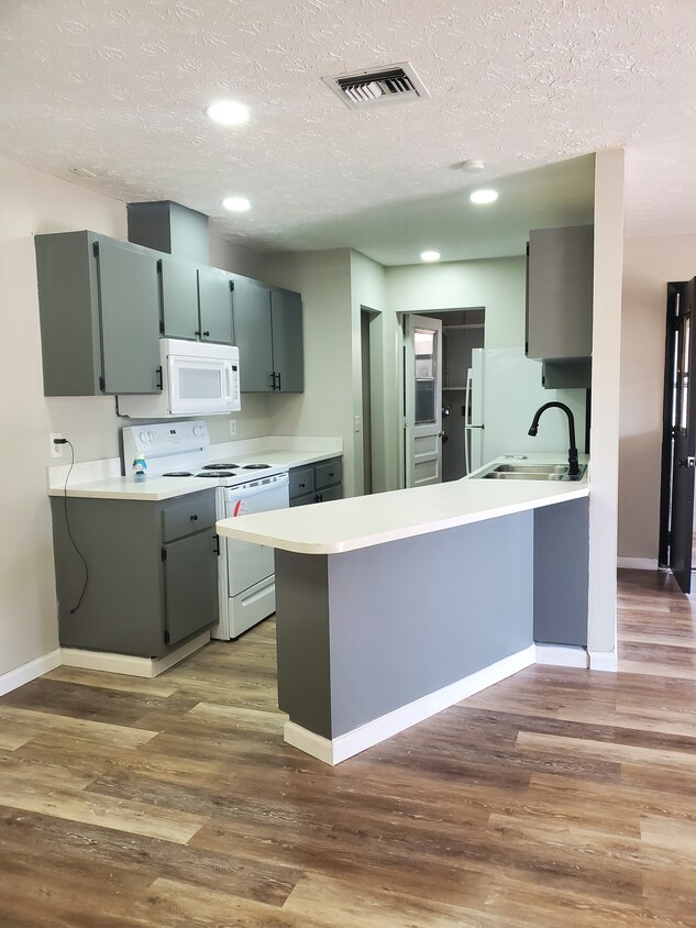 Kitchen - 3310 Oleander Ave