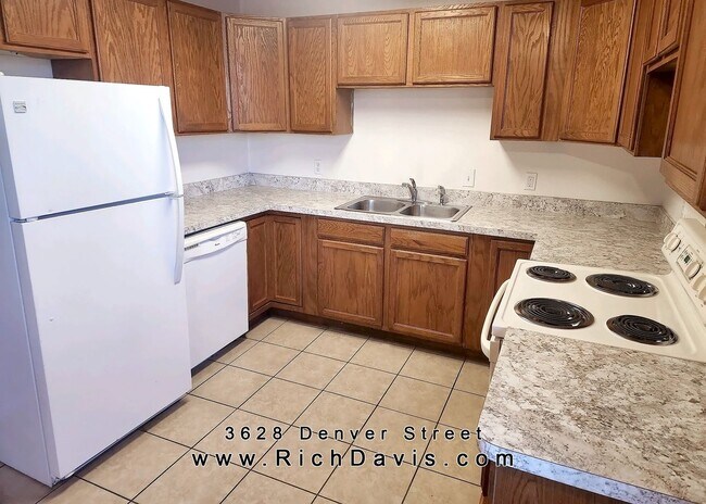 Building Photo - 3 bed, 1 Bath, 1200 sqft with washer/dryer...