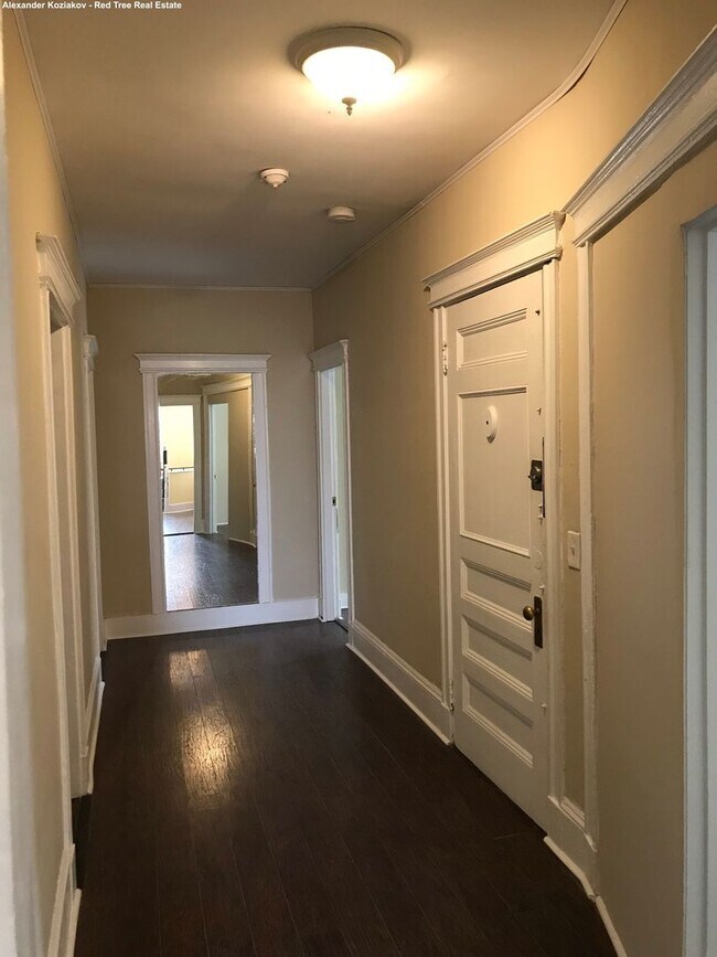 Building Photo - Charming 5 Bedroom