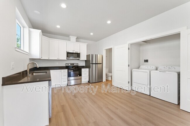 Building Photo - 936 Molalla Ave