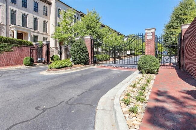 Building Photo - 3635 E Paces Ln NE