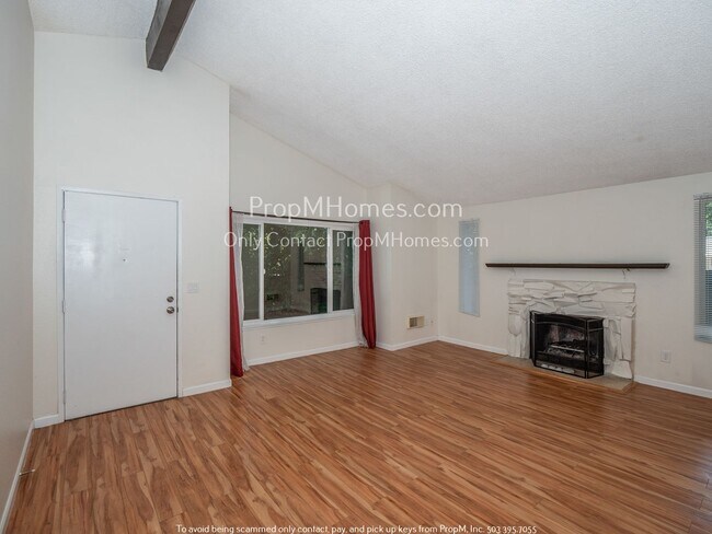 Building Photo - Beautiful Three Bedroom Home w/ Fenced Yar...