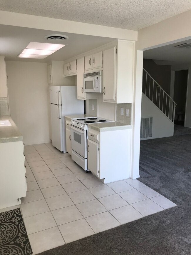 Foto del edificio - La Canada Townhome Quiet Community 2 Bedroom
