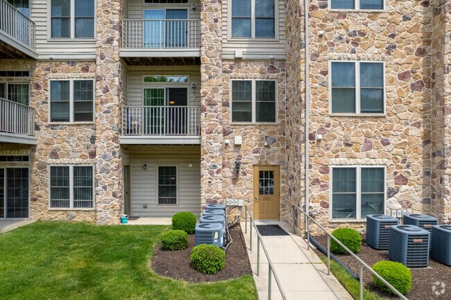 Building Photo - 1000-3000 Fountainview Cir