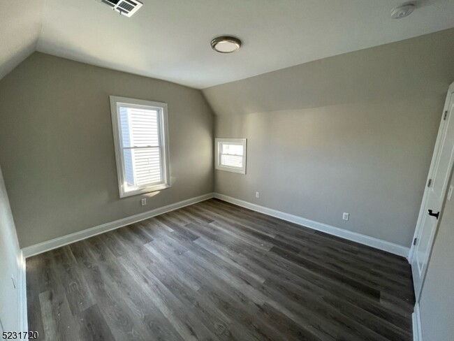 Building Photo - 141 Greenwood Ave