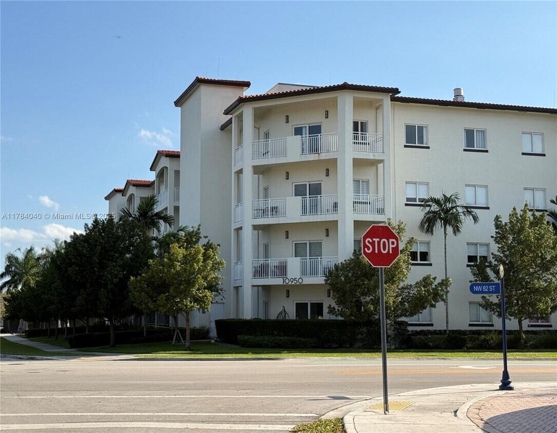 Foto principal - 10950 NW 82nd St