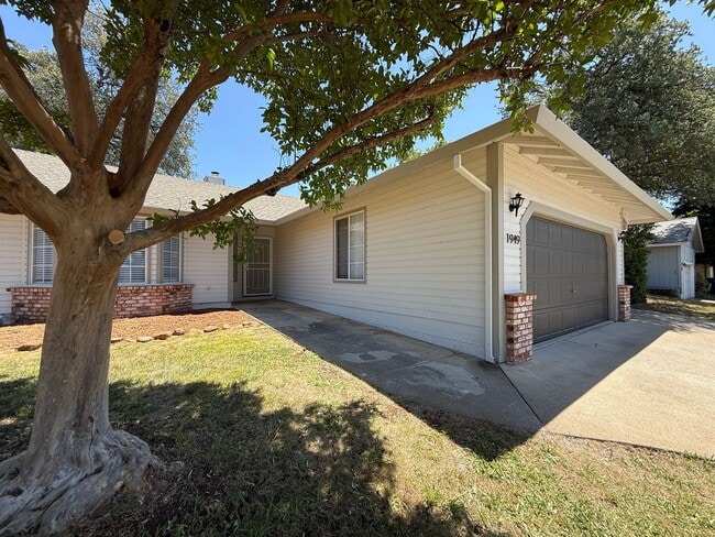 Building Photo - Prime Location 3 Bed 2 Bath Updated Home!