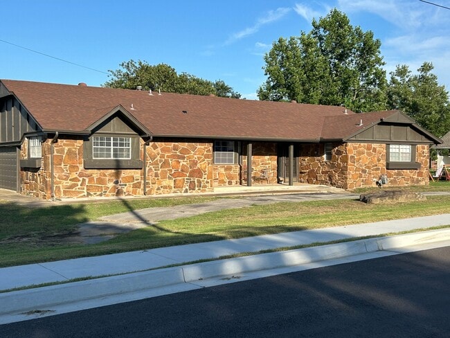 Building Photo - 29 Mayfield St
