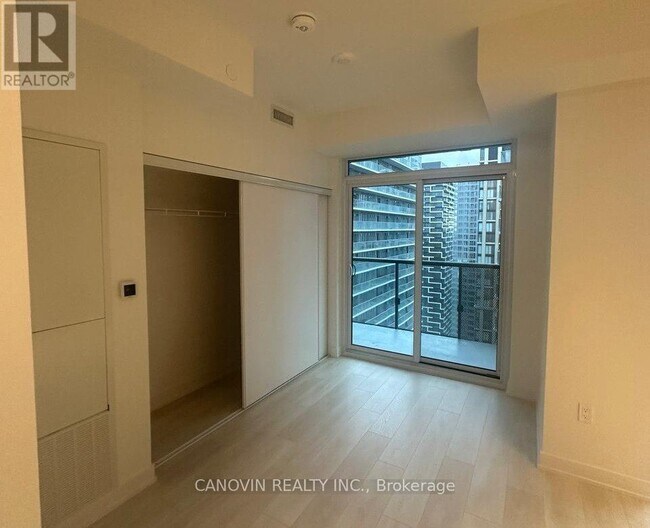 Photo du bâtiment - 117-3117 Broadway Ave
